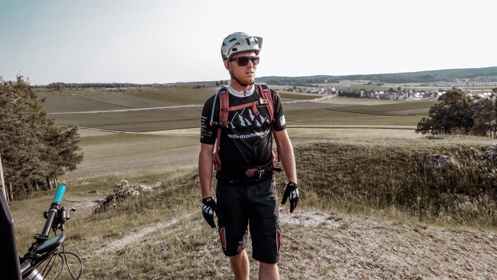 Michaque Kaiser Admin von www.mtb-moments.de mit dem Team-Trikot von Owayo