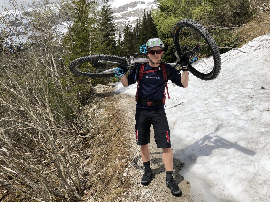 Michaque Kaiser bei der Karwendeldurchquerung mit dem Bike auf den Schultern
