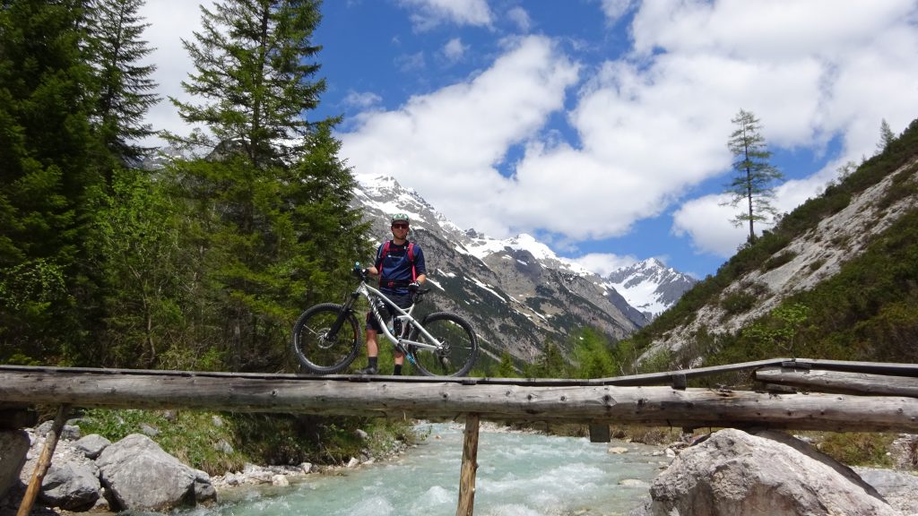 Michaque Kaiser beim Überqueren der Isar im Karwendel