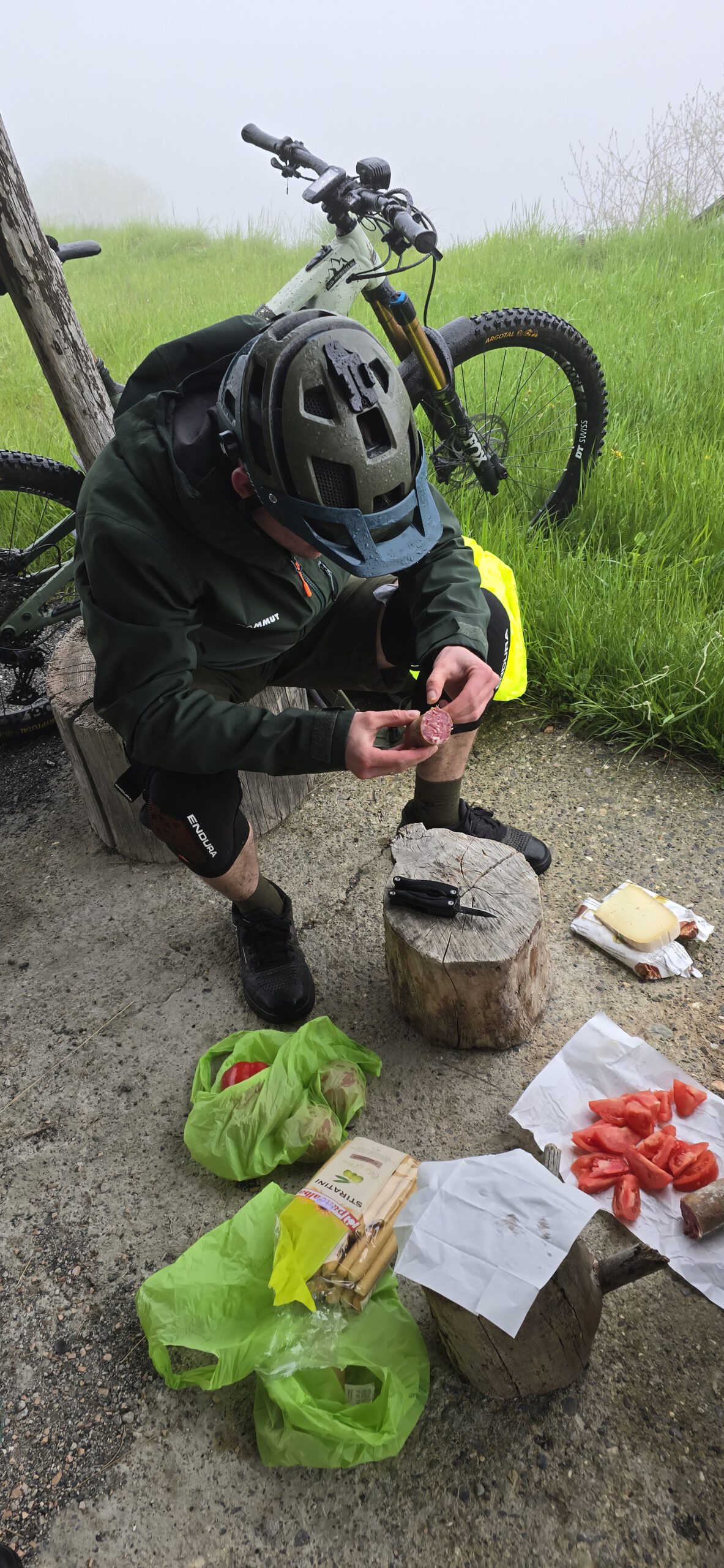 Trans Ligurien mit dem E-MTB kurzer Bergsnack