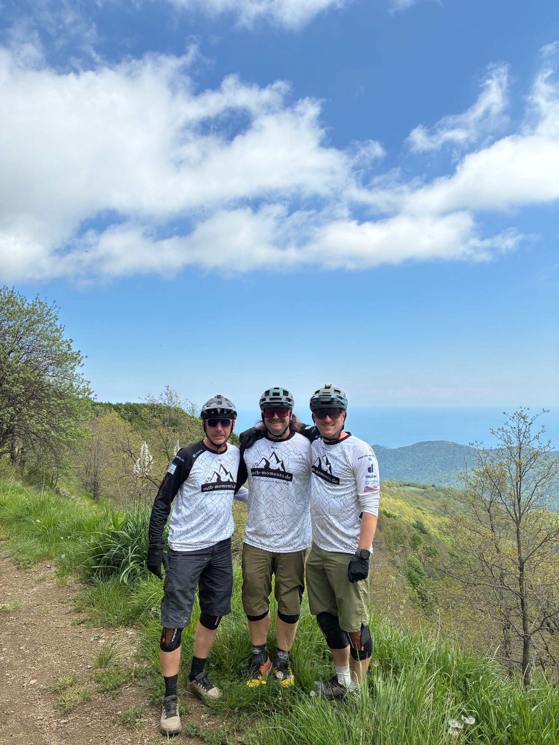 Trans Ligurien mit dem E-MTB: Von Finale Ligure nach Ventimiglia Oliver Thum von Radgarage, Mark und Michaque Kaiser von mtb-moments.de