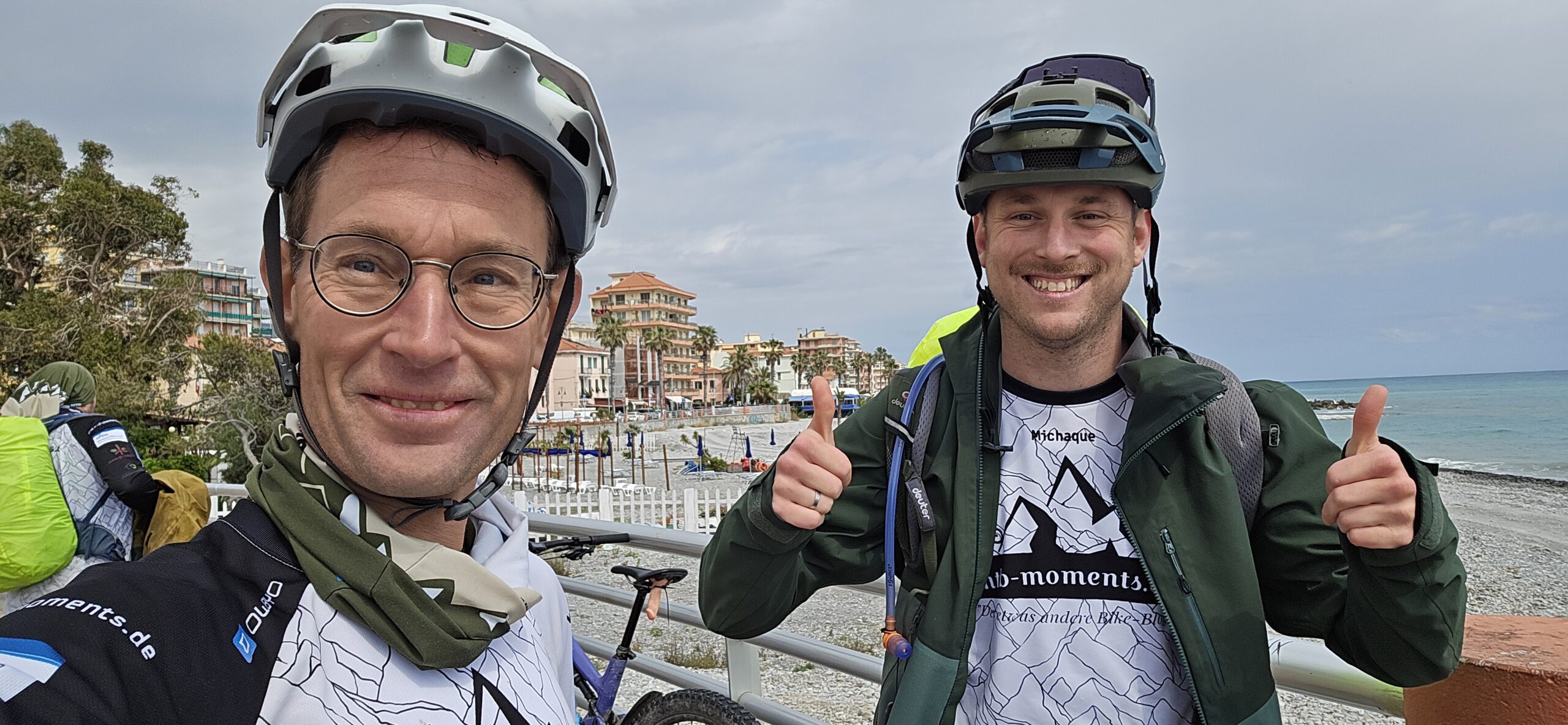 Trans Ligurien mit dem E-MTB: Von Finale Ligure nach Ventimiglia Ankunft und Daumen hoch
