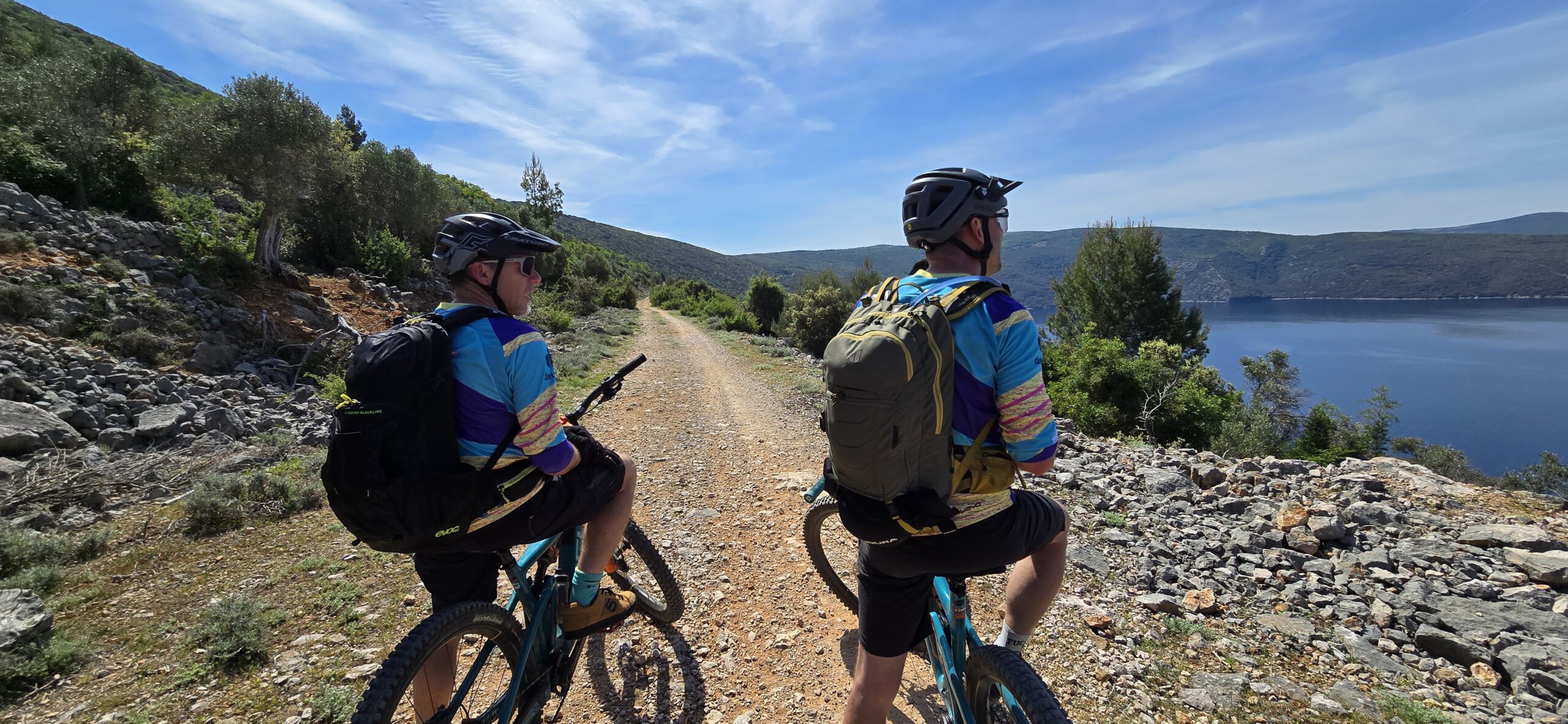Ausblick genießen in die malerischen Buchten von der Insel Cres Mountainbike und Segeln in Kroatien – MTB-Abenteuer in der Kvarner Bucht