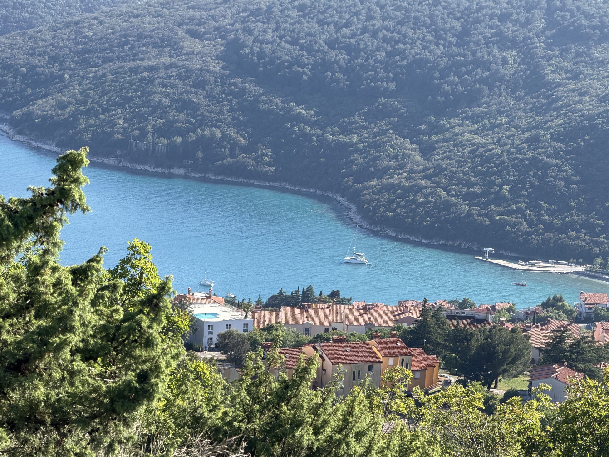 Katamaran Boot Segelboot ankert vor Rabac mit unserem Mountainbike und Segelabenteuer in Kroatien Kvarner Bucht