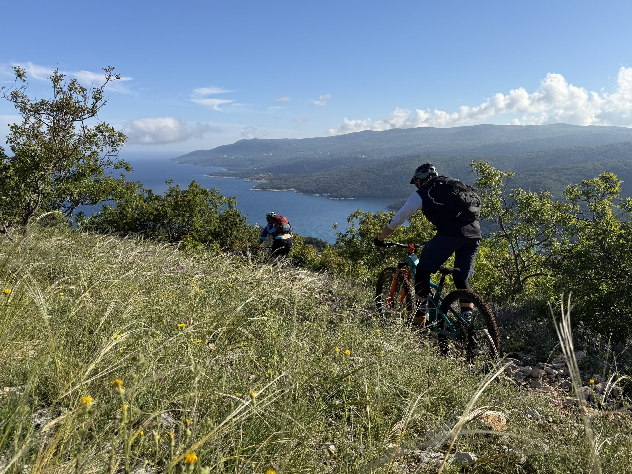 Mountainbike und Segeln in Kroatien – MTB-Abenteuer in der Kvarner Bucht Blick auf Rabac und dem Bikepark