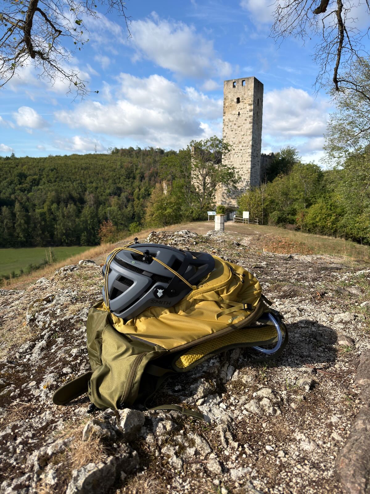 Deuter Attack 20 mit befestigtem MTB-Helm im Praxiseinsatz
