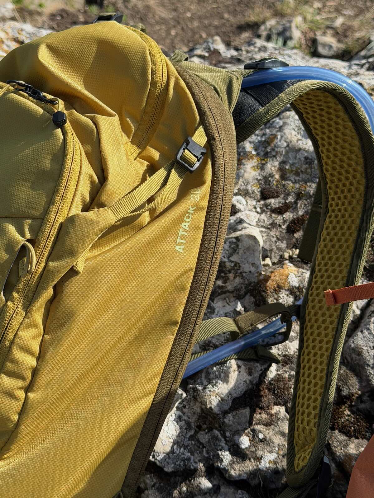 Seitliche Kompressionsschnalle am Deuter Attack 20 MTB-Rucksack