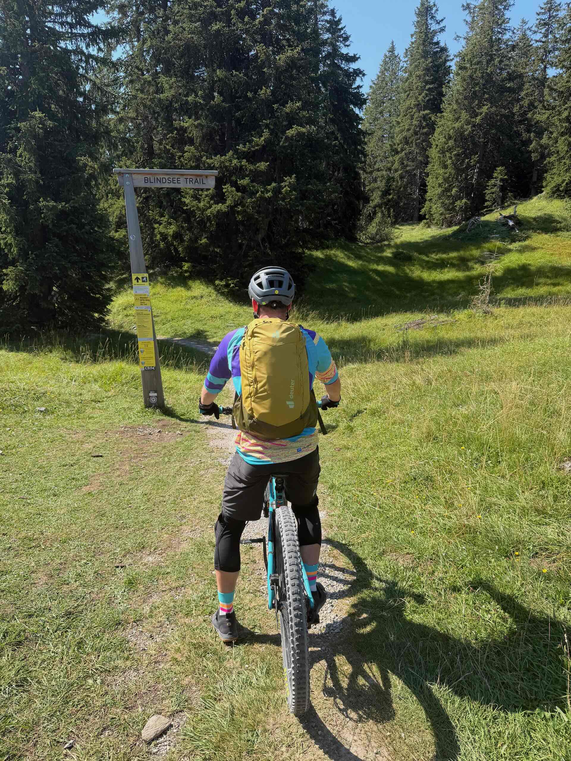 Deuter Attack 20 Protektorrucksack beim Mountainbiken auf dem Blindsee Trail